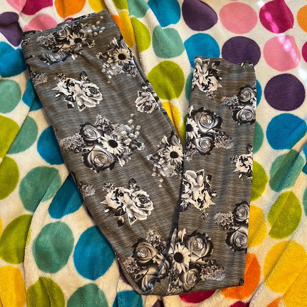 Yoga Leggings Floral Gray Pattern